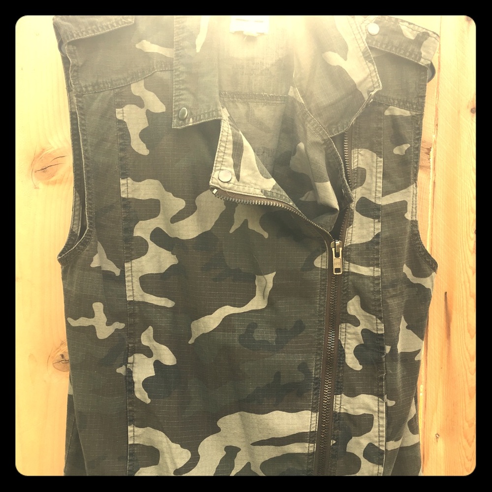 Easy  ,stylish,, camouflage vest